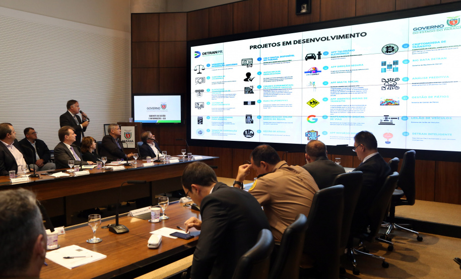 O Departamento de Trânsito do Paraná (Detran) vai intensificar as operações e ações educativas para diminuir os números de acidentes Estado. O assunto foi apresentado nesta terça-feira (23) pelo diretor-geral do órgão, Cesar Kogut, durante a reunião da equipe do governo, no Palácio Iguaçu. O encontro foi coordenado pelo governador em exercício Darci Piana. Foto Gilson Abreu ANPr