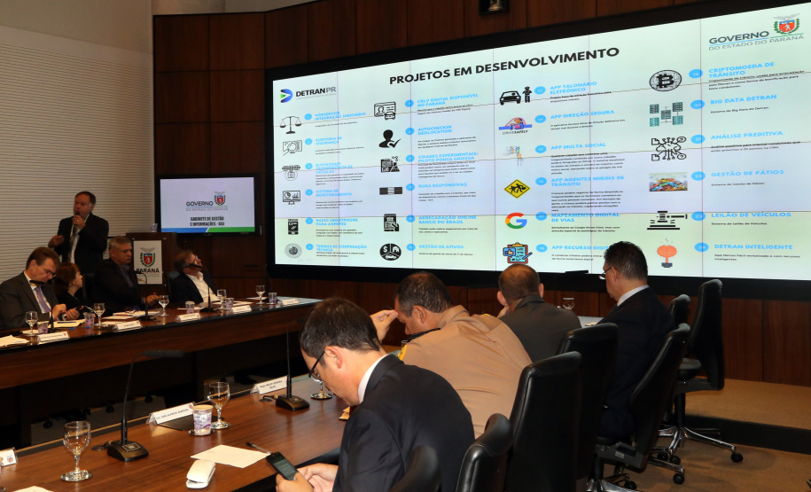 O Departamento de Trânsito do Paraná (Detran) vai intensificar as operações e ações educativas para diminuir os números de acidentes Estado. O assunto foi apresentado nesta terça-feira (23) pelo diretor-geral do órgão, Cesar Kogut, durante a reunião da equipe do governo, no Palácio Iguaçu. O encontro foi coordenado pelo governador em exercício Darci Piana. Foto Gilson Abreu ANPr