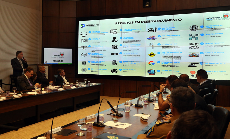 O Departamento de Trânsito do Paraná (Detran) vai intensificar as operações e ações educativas para diminuir os números de acidentes Estado. O assunto foi apresentado nesta terça-feira (23) pelo diretor-geral do órgão, Cesar Kogut, durante a reunião da equipe do governo, no Palácio Iguaçu. O encontro foi coordenado pelo governador em exercício Darci Piana. Foto Gilson Abreu ANPr
