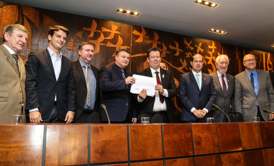 O governador em exercício Darci Piana afirmou nesta terça-feira (12), na posse do novo presidente da Associação dos Municípios do Paraná (AMP), que o Governo enxugou a máquina pública para potencializar os investimentos nos municípios nos próximos anos. Curitiba, 23/04/2019 -  Foto: Geraldo Bubniak/ANPr