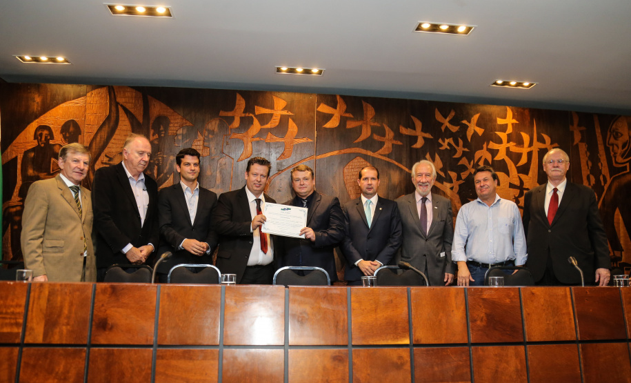 O governador em exercício Darci Piana afirmou nesta terça-feira (12), na posse do novo presidente da Associação dos Municípios do Paraná (AMP), que o Governo enxugou a máquina pública para potencializar os investimentos nos municípios nos próximos anos. Curitiba, 23/04/2019 -  Foto: Geraldo Bubniak/ANPr