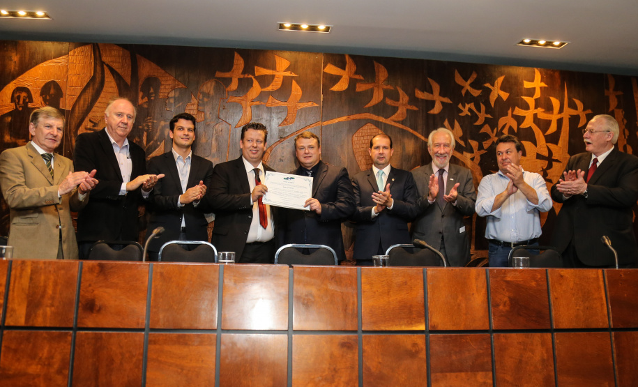 O governador em exercício Darci Piana afirmou nesta terça-feira (12), na posse do novo presidente da Associação dos Municípios do Paraná (AMP), que o Governo enxugou a máquina pública para potencializar os investimentos nos municípios nos próximos anos. Curitiba, 23/04/2019 -  Foto: Geraldo Bubniak/ANPr