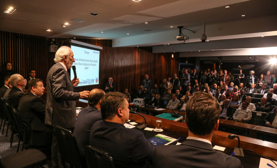 O governador em exercício Darci Piana afirmou nesta terça-feira (12), na posse do novo presidente da Associação dos Municípios do Paraná (AMP), que o Governo enxugou a máquina pública para potencializar os investimentos nos municípios nos próximos anos. Curitiba, 23/04/2019 -  Foto: Geraldo Bubniak/ANPr