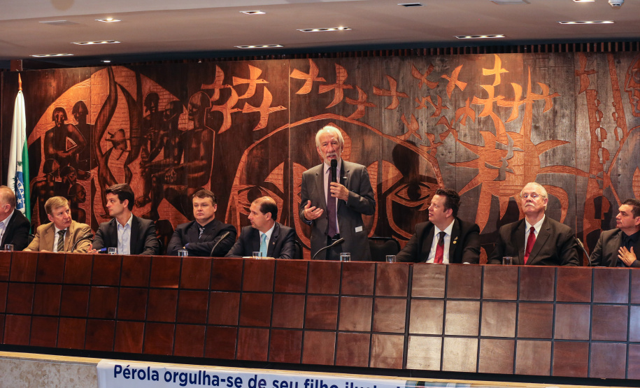 O governador em exercício Darci Piana afirmou nesta terça-feira (12), na posse do novo presidente da Associação dos Municípios do Paraná (AMP), que o Governo enxugou a máquina pública para potencializar os investimentos nos municípios nos próximos anos. Curitiba, 23/04/2019 -  Foto: Geraldo Bubniak/ANPr