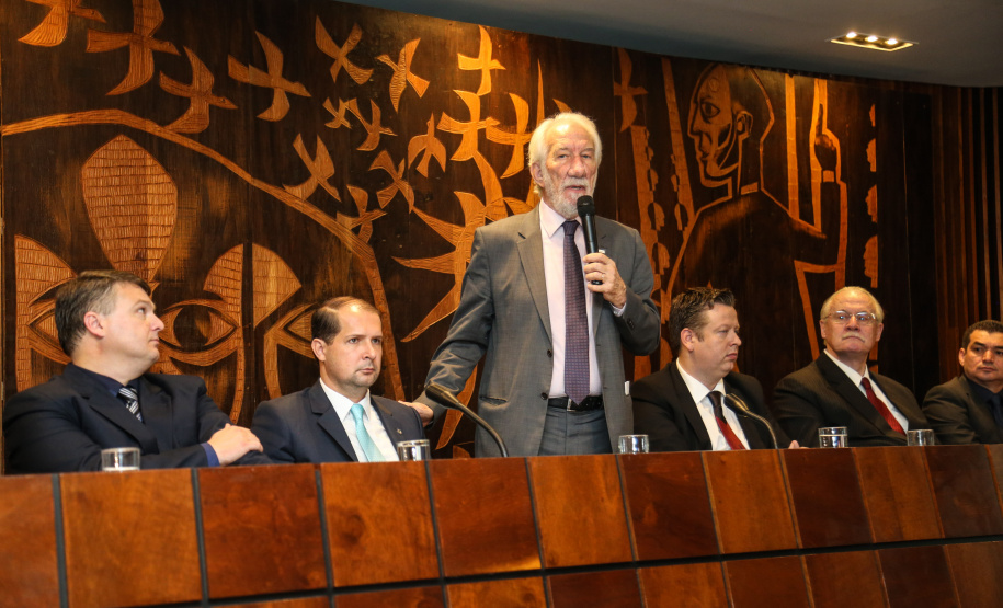 O governador em exercício Darci Piana afirmou nesta terça-feira (12), na posse do novo presidente da Associação dos Municípios do Paraná (AMP), que o Governo enxugou a máquina pública para potencializar os investimentos nos municípios nos próximos anos. Curitiba, 23/04/2019 -  Foto: Geraldo Bubniak/ANPr