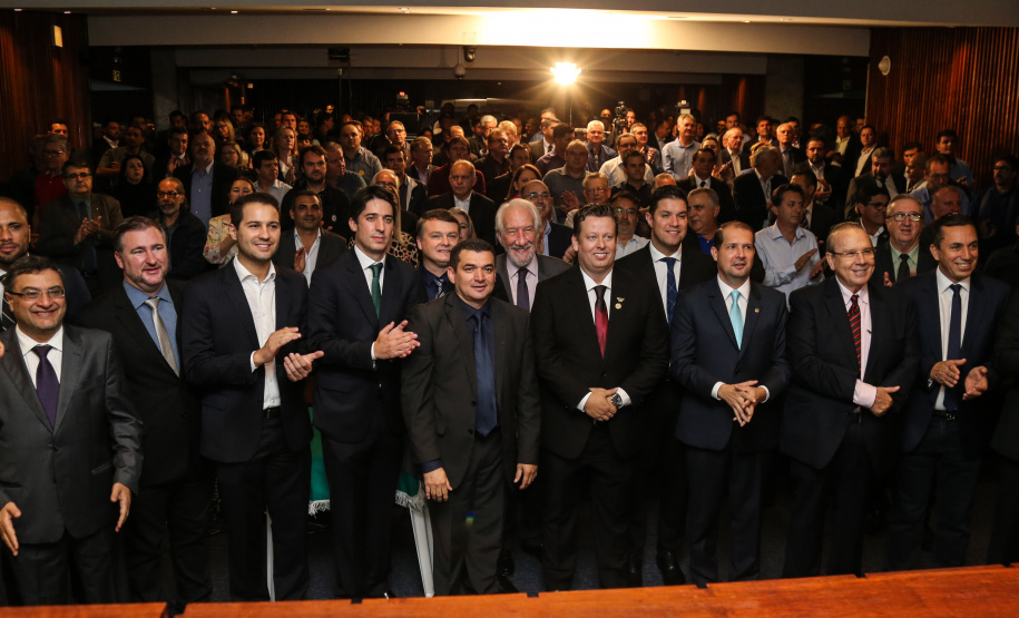 O governador em exercício Darci Piana afirmou nesta terça-feira (12), na posse do novo presidente da Associação dos Municípios do Paraná (AMP), que o Governo enxugou a máquina pública para potencializar os investimentos nos municípios nos próximos anos. Curitiba, 23/04/2019 -  Foto: Geraldo Bubniak/ANPr