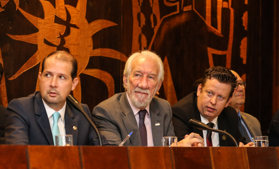 O governador em exercício Darci Piana afirmou nesta terça-feira (12), na posse do novo presidente da Associação dos Municípios do Paraná (AMP), que o Governo enxugou a máquina pública para potencializar os investimentos nos municípios nos próximos anos. Curitiba, 23/04/2019 -  Foto: Geraldo Bubniak/ANPr