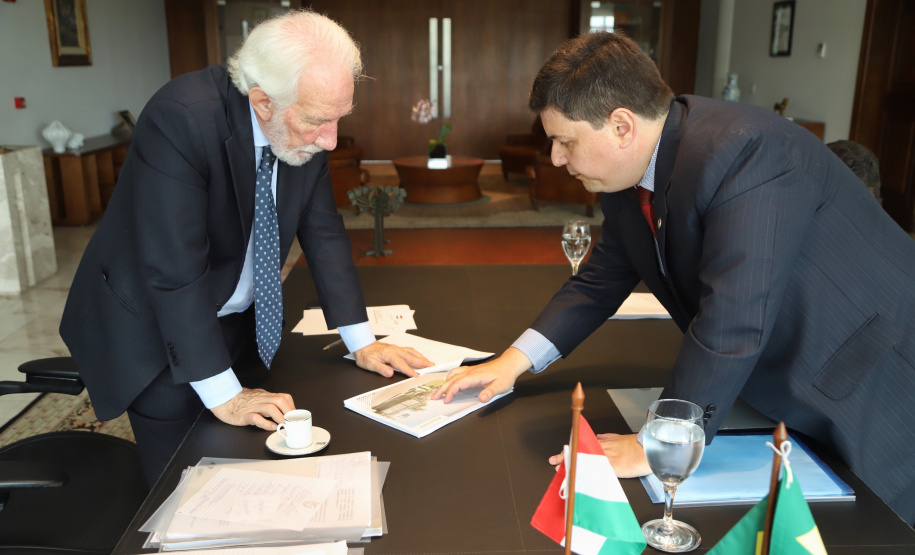 Governador em exercício Darci Piana recebe o cônsul honorário da Hungria em Curitiba, Marco Aurélio Schetino de Lima. - Curitiba, 24/04/2019 - Foto: José Fernando Ogura/ANPr