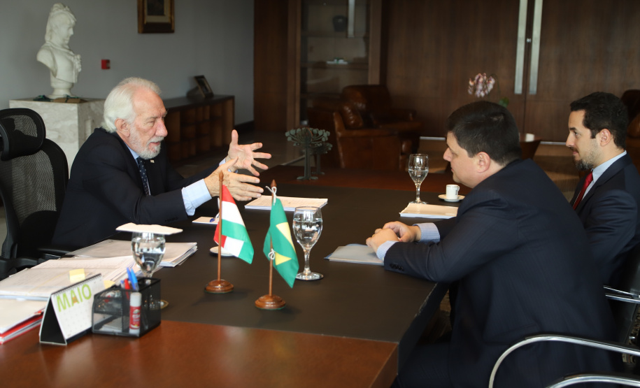 Governador em exercício Darci Piana recebe o cônsul honorário da Hungria em Curitiba, Marco Aurélio Schetino de Lima. - Curitiba, 24/04/2019 - Foto: José Fernando Ogura/ANPr