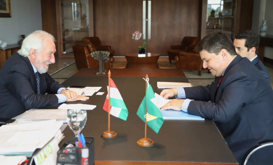 Governador em exercício Darci Piana recebe o cônsul honorário da Hungria em Curitiba, Marco Aurélio Schetino de Lima. - Curitiba, 24/04/2019 - Foto: José Fernando Ogura/ANPr