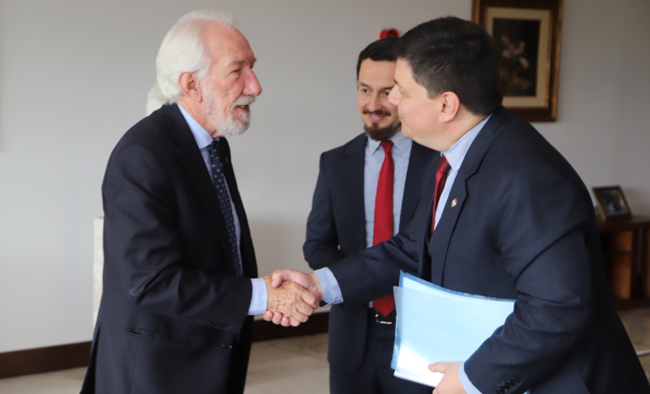 Governador em exercício Darci Piana recebe o cônsul honorário da Hungria em Curitiba, Marco Aurélio Schetino de Lima. - Curitiba, 24/04/2019 - Foto: José Fernando Ogura/ANPr
