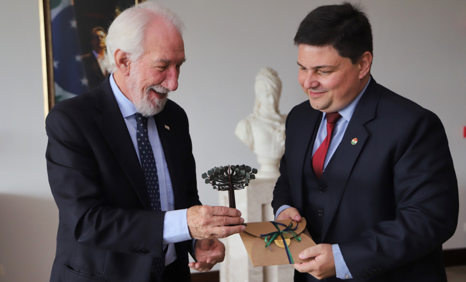 Governador em exercício Darci Piana recebe o cônsul honorário da Hungria em Curitiba, Marco Aurélio Schetino de Lima. - Curitiba, 24/04/2019 - Foto: José Fernando Ogura/ANPr