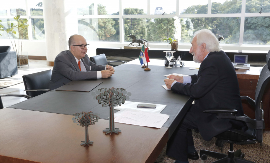 O governador em exercício Darci Piana, recebeu nesta quarta-feira, o Cônsul-Geral e Embaixador da República do Paraguai em Curitiba, Carlos José Fleitas Rodrigues.Curitiba, 24-04-19.Foto: Arnaldo Alves / ANPr.