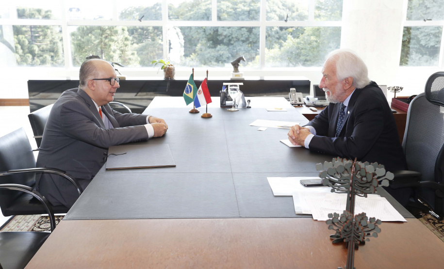 O governador em exercício Darci Piana, recebeu nesta quarta-feira, o Cônsul-Geral e Embaixador da República do Paraguai em Curitiba, Carlos José Fleitas Rodrigues.Curitiba, 24-04-19.Foto: Arnaldo Alves / ANPr.
