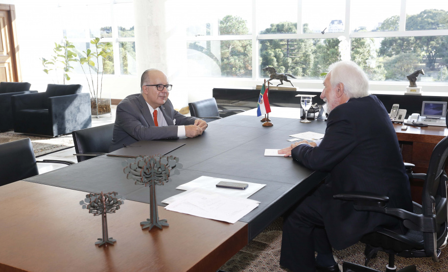 O governador em exercício Darci Piana, recebeu nesta quarta-feira, o Cônsul-Geral e Embaixador da República do Paraguai em Curitiba, Carlos José Fleitas Rodrigues.Curitiba, 24-04-19.Foto: Arnaldo Alves / ANPr.