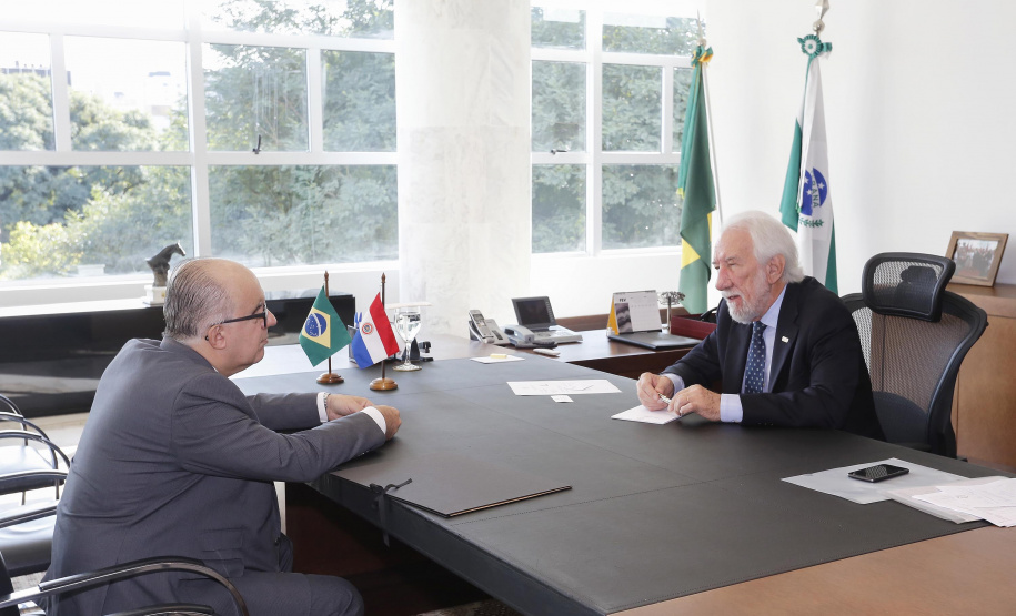 O governador em exercício Darci Piana, recebeu nesta quarta-feira, o Cônsul-Geral e Embaixador da República do Paraguai em Curitiba, Carlos José Fleitas Rodrigues.Curitiba, 24-04-19.Foto: Arnaldo Alves / ANPr.