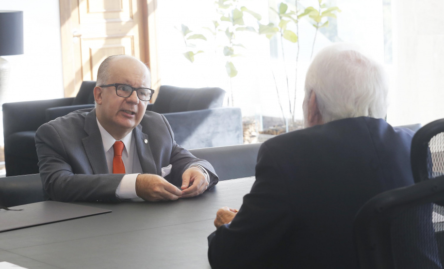 O governador em exercício Darci Piana, recebeu nesta quarta-feira, o Cônsul-Geral e Embaixador da República do Paraguai em Curitiba, Carlos José Fleitas Rodrigues.Curitiba, 24-04-19.Foto: Arnaldo Alves / ANPr.