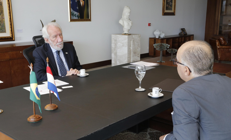 O governador em exercício Darci Piana, recebeu nesta quarta-feira, o Cônsul-Geral e Embaixador da República do Paraguai em Curitiba, Carlos José Fleitas Rodrigues.Curitiba, 24-04-19.Foto: Arnaldo Alves / ANPr.