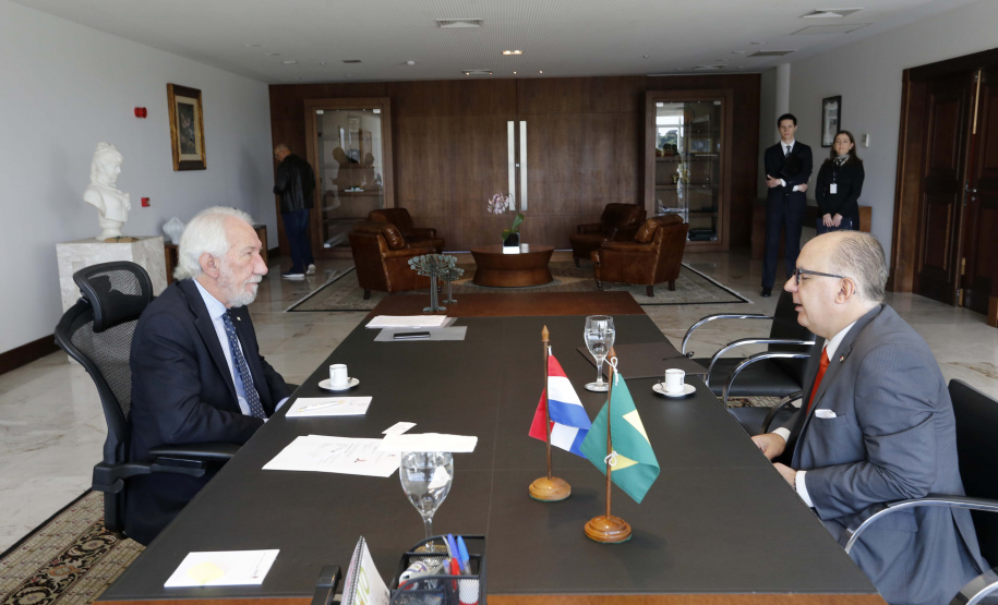 O governador em exercício Darci Piana, recebeu nesta quarta-feira, o Cônsul-Geral e Embaixador da República do Paraguai em Curitiba, Carlos José Fleitas Rodrigues.Curitiba, 24-04-19.Foto: Arnaldo Alves / ANPr.