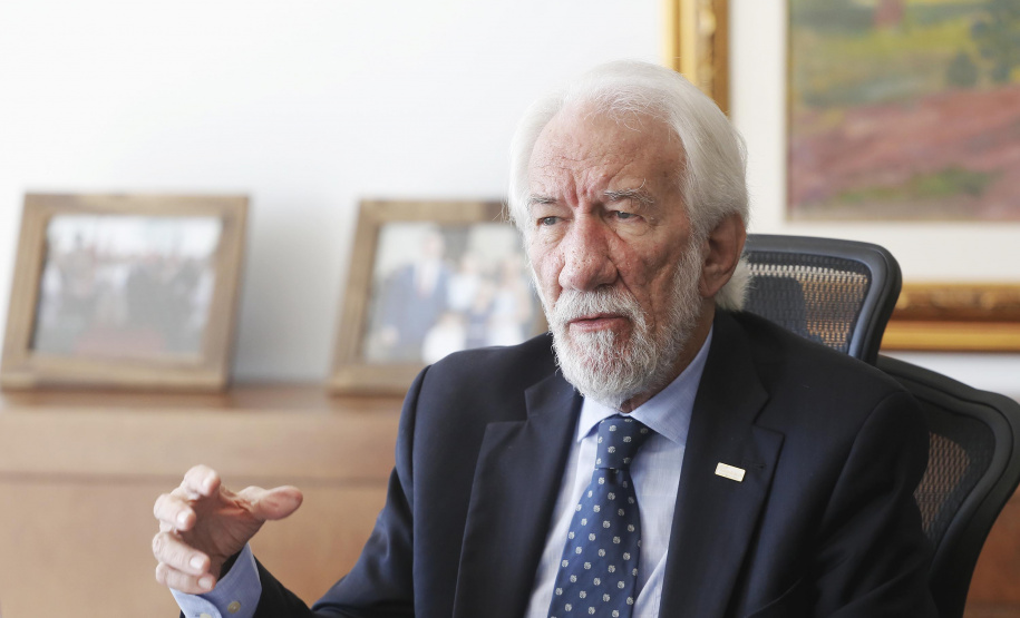 O governador em exercício Darci Piana, recebeu nesta quarta-feira, o Cônsul-Geral e Embaixador da República do Paraguai em Curitiba, Carlos José Fleitas Rodrigues.Curitiba, 24-04-19.Foto: Arnaldo Alves / ANPr.
