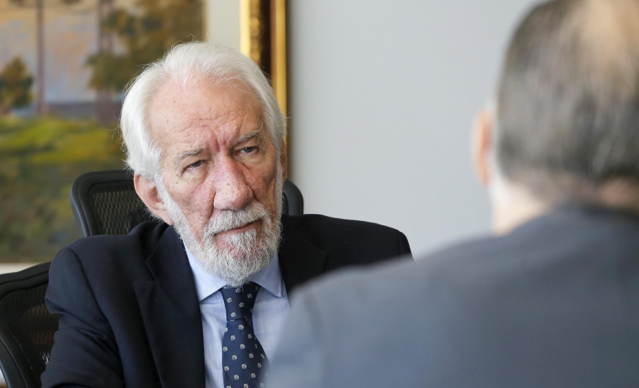 O governador em exercício Darci Piana, recebeu nesta quarta-feira, o Cônsul-Geral e Embaixador da República do Paraguai em Curitiba, Carlos José Fleitas Rodrigues.Curitiba, 24-04-19.Foto: Arnaldo Alves / ANPr.
