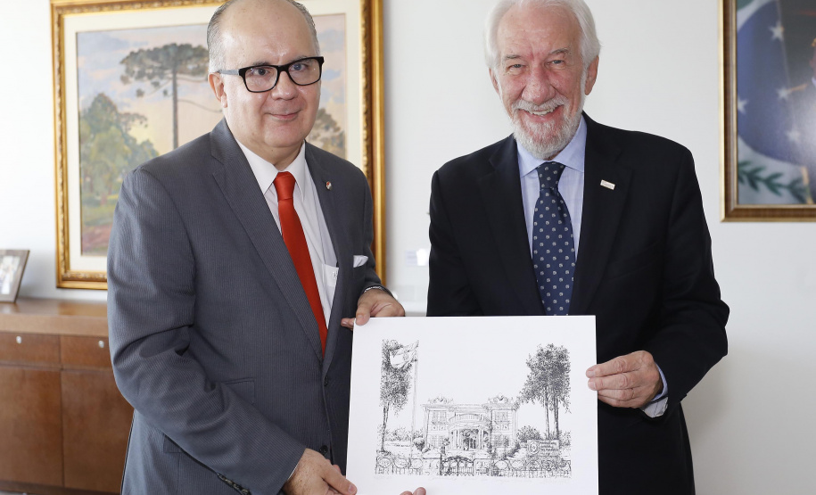 O governador em exercício Darci Piana, recebeu nesta quarta-feira, o Cônsul-Geral e Embaixador da República do Paraguai em Curitiba, Carlos José Fleitas Rodrigues.Curitiba, 24-04-19.Foto: Arnaldo Alves / ANPr.