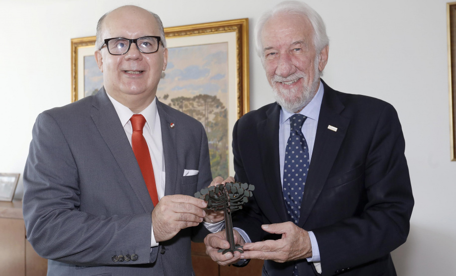 O governador em exercício Darci Piana, recebeu nesta quarta-feira, o Cônsul-Geral e Embaixador da República do Paraguai em Curitiba, Carlos José Fleitas Rodrigues.Curitiba, 24-04-19.Foto: Arnaldo Alves / ANPr.