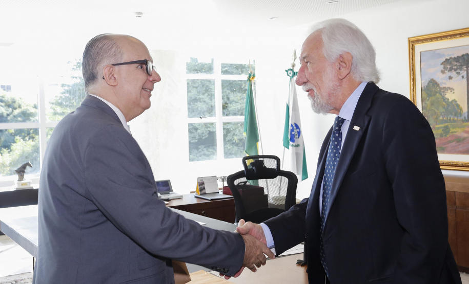 O governador em exercício Darci Piana, recebeu nesta quarta-feira, o Cônsul-Geral e Embaixador da República do Paraguai em Curitiba, Carlos José Fleitas Rodrigues.Curitiba, 24-04-19.Foto: Arnaldo Alves / ANPr.