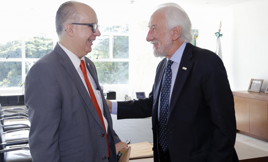 O governador em exercício Darci Piana, recebeu nesta quarta-feira, o Cônsul-Geral e Embaixador da República do Paraguai em Curitiba, Carlos José Fleitas Rodrigues.Curitiba, 24-04-19.Foto: Arnaldo Alves / ANPr.