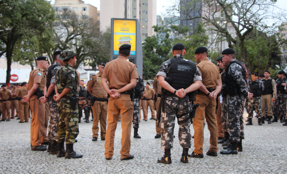 A Polícia Militar começou às 7 horas desta quarta-feira (24) uma megaoperação, a Operação Tiradentes, em todo o Estado, com aproximadamente três mil policiais, 1,2 mil viaturas, além do policiamento já feito rotineiramente. A operação vai até a manhã desta quinta-feira (25) e faz parte de uma ação nacional.  -  Foto: Divulgação PMPR