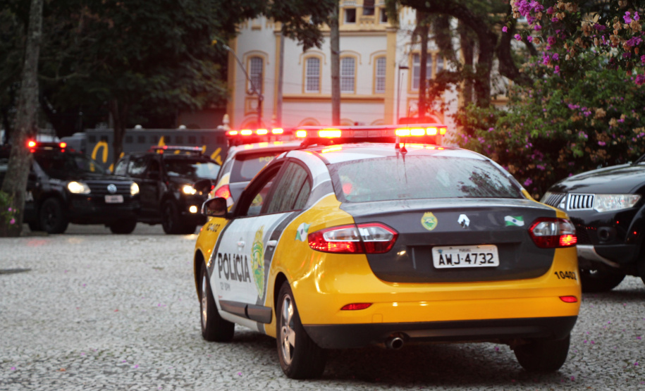 A Polícia Militar começou às 7 horas desta quarta-feira (24) uma megaoperação, a Operação Tiradentes, em todo o Estado, com aproximadamente três mil policiais, 1,2 mil viaturas, além do policiamento já feito rotineiramente. A operação vai até a manhã desta quinta-feira (25) e faz parte de uma ação nacional.  -  Foto: Divulgação PMPR