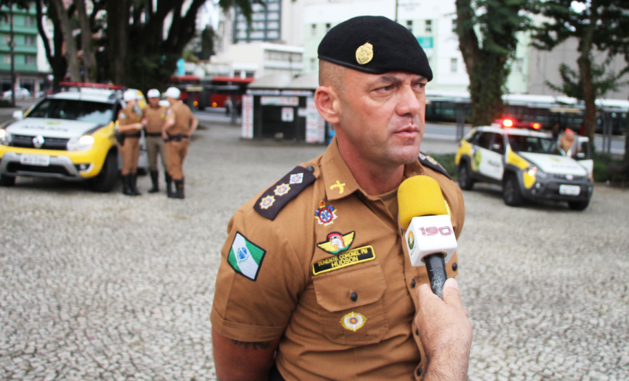 A Polícia Militar começou às 7 horas desta quarta-feira (24) uma megaoperação, a Operação Tiradentes, em todo o Estado, com aproximadamente três mil policiais, 1,2 mil viaturas, além do policiamento já feito rotineiramente. A operação vai até a manhã desta quinta-feira (25) e faz parte de uma ação nacional. Na foto, o Tenente coronel Hudson  -  Foto: Divulgação PMPR