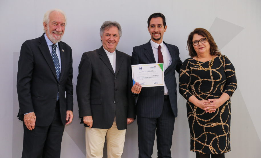 O governador em exercício Darci Piana participa da Posse dos novos representantes da sociedade civil para a gestão 2019/2021 do O Conselho Estadual do Idoso (CEDI) do Paraná no Salão de Atos do Palácio Iguaçu, nesta quarta-feira (24). Curitiba, 24/04/2019 - Foto: Geraldo Bubniak/ANPr