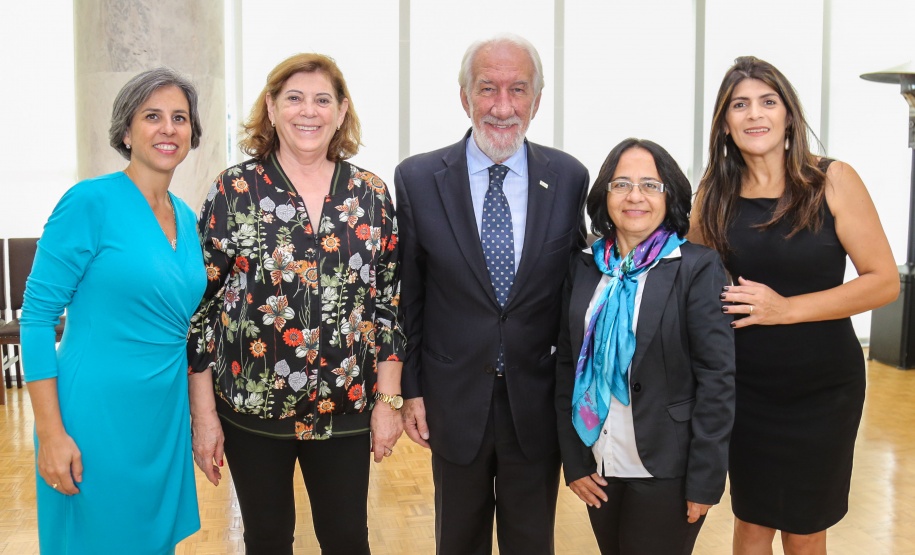 O governador em exercício Darci Piana participa da Posse dos novos representantes da sociedade civil para a gestão 2019/2021 do O Conselho Estadual do Idoso (CEDI) do Paraná no Salão de Atos do Palácio Iguaçu, nesta quarta-feira (24). Curitiba, 24/04/2019 - Foto: Geraldo Bubniak/ANPr