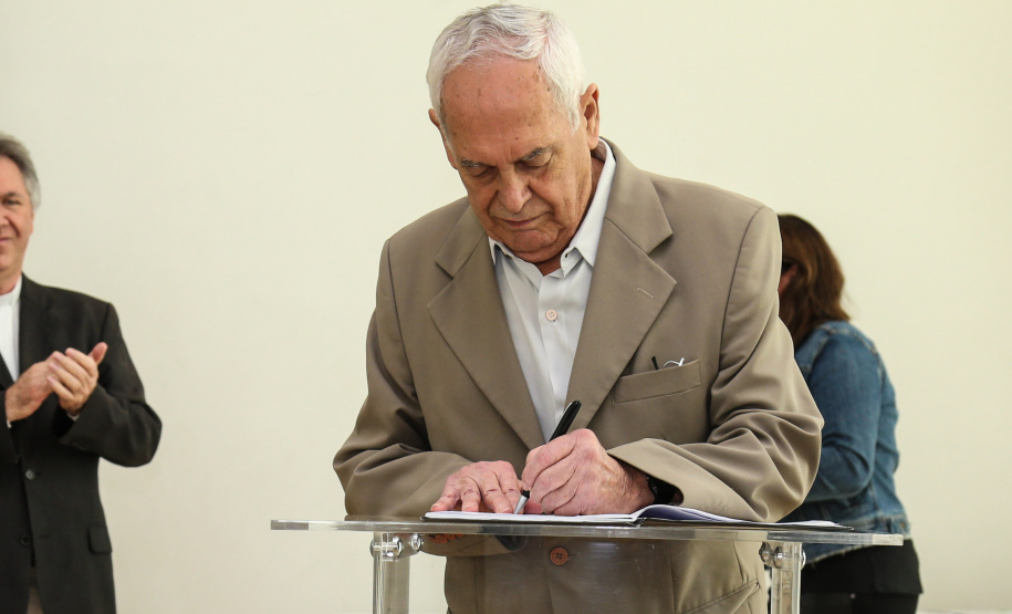 O governador em exercício Darci Piana participa da Posse dos novos representantes da sociedade civil para a gestão 2019/2021 do O Conselho Estadual do Idoso (CEDI) do Paraná no Salão de Atos do Palácio Iguaçu, nesta quarta-feira (24). Curitiba, 24/04/2019 - Foto: Geraldo Bubniak/ANPr