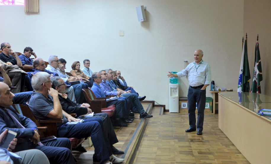 Secretaria de Estado da Agricultura e do Abastecimento apresentou a representantes de sindicatos e entidades do setor a proposta de fusão de suas empresas vinculadas. A reunião realizada nesta segunda-feira (22), em Curitiba, faz parte de uma série de encontros promovidos pela pasta para discutir a proposta de reestruturação e ouvir sugestões do setor. Na foto, o diretor-presidente da Emater, Natalino Avance de Souza. Foto:SEAB