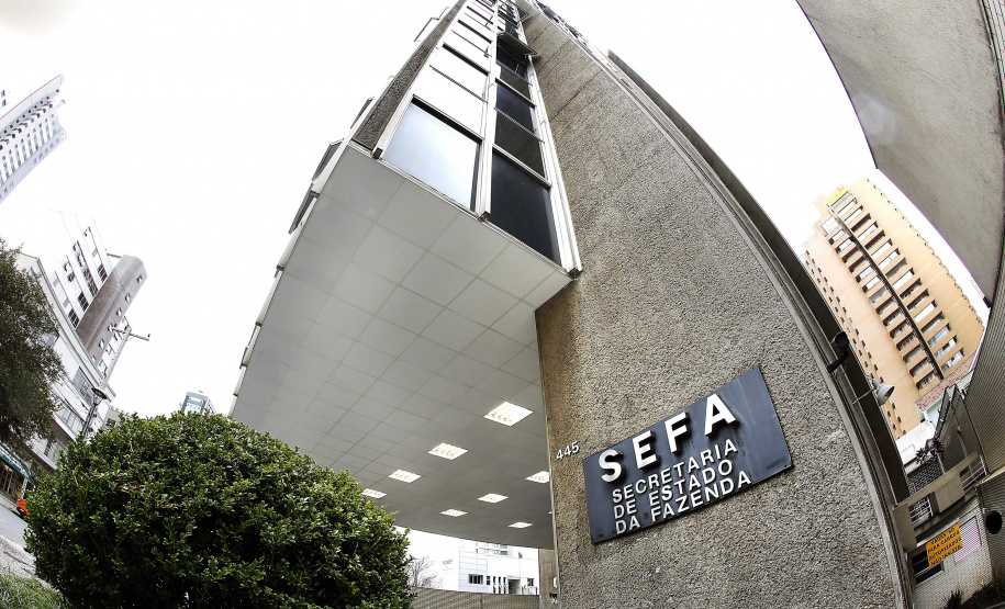 A adesão ao programa de parcelamento de débitos de ICMS e dívidas ativas não tributárias instituído no novo Refis foi prorrogado para o dia 18 de junho, conforme Decreto nº 1.285, de 23 de abril de 2019. O Refis 2019 possibilita a regularização dos débitos com redução de multa e juros e parcelamento em até 180 vezes. - Curitiba, 24/04/2019 - Foto: Julio César da Costa Souza/Arquivo ANPr