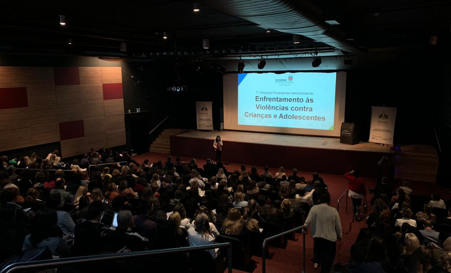 Buscar subsídios para programas e projetos da Política de Proteção Integral das Crianças, é o primeiro passo para uma jornada no combate à violência infantil no Paraná, tema que está se sendo abordado no 1º Simpósio Paranaense Intersetorial de Enfrentamento às Violências contra Crianças e Adolescentes, que acontece nesta terça e quarta-feira (23 e 24), no Auditório do Museu Oscar Niemeyer (MON), em Curitiba. - Curitiba, 24/04/2019 - Foto: Divulgação SEJUF