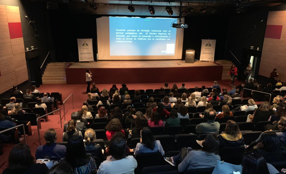 Buscar subsídios para programas e projetos da Política de Proteção Integral das Crianças, é o primeiro passo para uma jornada no combate à violência infantil no Paraná, tema que está se sendo abordado no 1º Simpósio Paranaense Intersetorial de Enfrentamento às Violências contra Crianças e Adolescentes, que acontece nesta terça e quarta-feira (23 e 24), no Auditório do Museu Oscar Niemeyer (MON), em Curitiba. - Curitiba, 24/04/2019 - Foto: Divulgação SEJUF