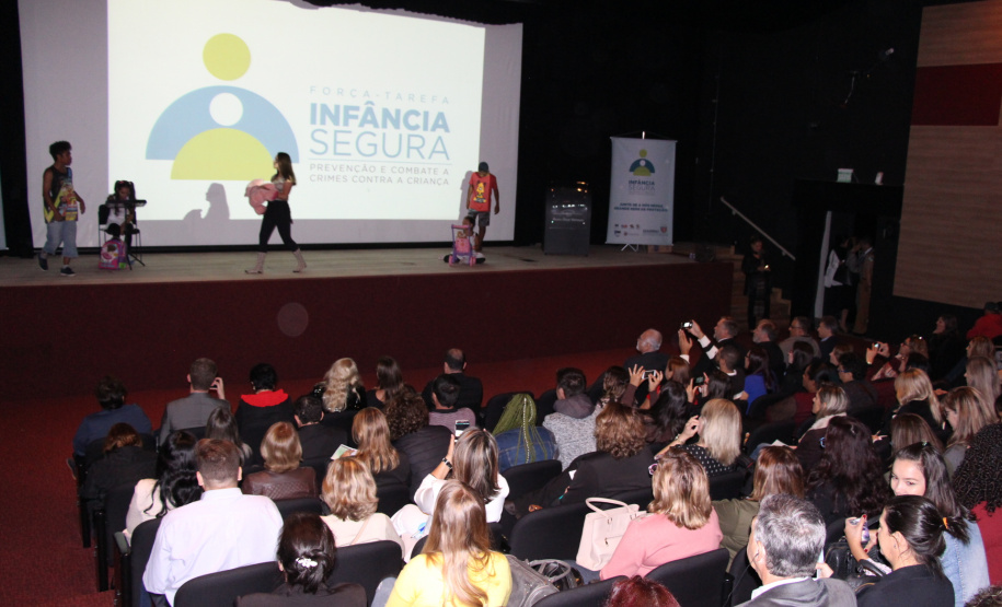 Buscar subsídios para programas e projetos da Política de Proteção Integral das Crianças, é o primeiro passo para uma jornada no combate à violência infantil no Paraná, tema que está se sendo abordado no 1º Simpósio Paranaense Intersetorial de Enfrentamento às Violências contra Crianças e Adolescentes, que acontece nesta terça e quarta-feira (23 e 24), no Auditório do Museu Oscar Niemeyer (MON), em Curitiba.  -  Curitiba, 24/04/2019  -  Foto: Divulgação SEJUF