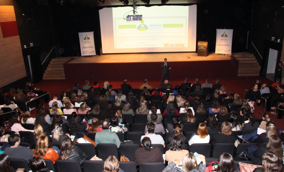 Buscar subsídios para programas e projetos da Política de Proteção Integral das Crianças, é o primeiro passo para uma jornada no combate à violência infantil no Paraná, tema que está se sendo abordado no 1º Simpósio Paranaense Intersetorial de Enfrentamento às Violências contra Crianças e Adolescentes, que acontece nesta terça e quarta-feira (23 e 24), no Auditório do Museu Oscar Niemeyer (MON), em Curitiba.  -  Curitiba, 24/04/2019  -  Foto: Divulgação SEJUF