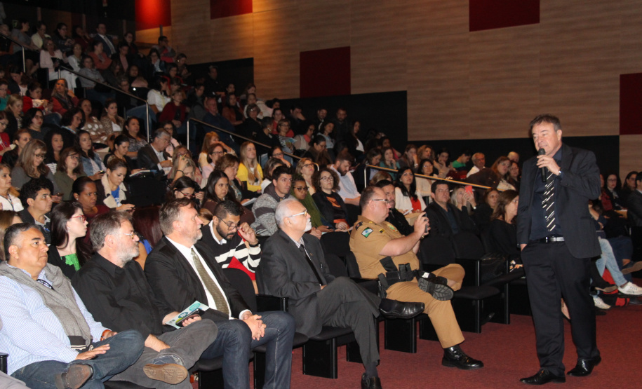 Buscar subsídios para programas e projetos da Política de Proteção Integral das Crianças, é o primeiro passo para uma jornada no combate à violência infantil no Paraná, tema que está se sendo abordado no 1º Simpósio Paranaense Intersetorial de Enfrentamento às Violências contra Crianças e Adolescentes, que acontece nesta terça e quarta-feira (23 e 24), no Auditório do Museu Oscar Niemeyer (MON), em Curitiba.  -  Curitiba, 24/04/2019  -  Foto: Divulgação SEJUF