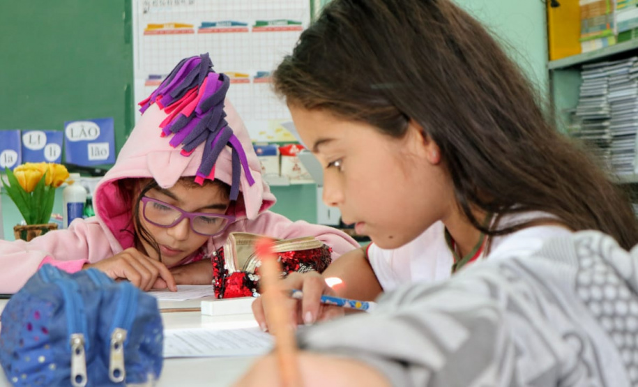 Os Portos do Paraná deram início ao primeiro módulo do Programa de Educação Ambiental de 2019. As atividades com as crianças da rede municipal de 12 comunidades do entorno começaram este mês e serão realizadas a cada bimestre, até novembro. No total, são quase 300 alunos, de 1º a 5º anos, que participam das aulas e momentos lúdicos preparados pelos profissionais. Foto: Claudio Neves/APPA