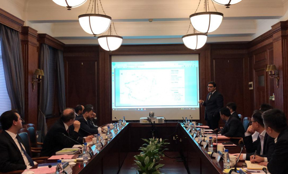 O governador Carlos Massa Ratinho Junior apresentou na quarta-feira (24), em Xangai, os projetos de infraestrutura do Paraná a executivos da China Communication Construction Company (CCCC), grupo empresarial que opera diversos ativos de infraestrutura, incluindo rodovias, ferrovias, metrôs, portos e aeroportos. O governador lidera uma missão internacional ao país asiático que segue até esta sexta-feira (26). Foto: DivulgaçãoANPr