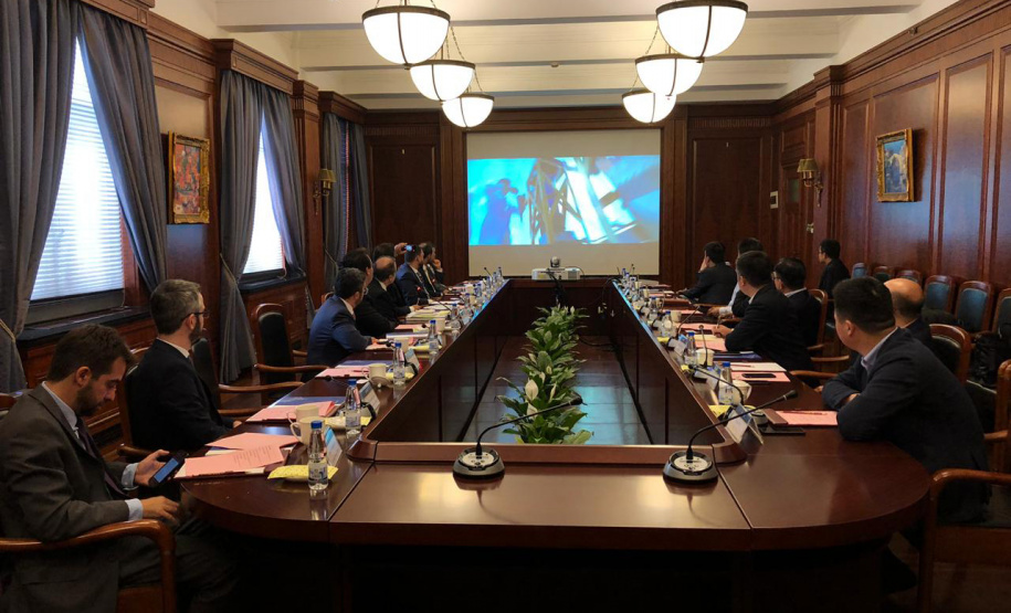 O governador Carlos Massa Ratinho Junior apresentou na quarta-feira (24), em Xangai, os projetos de infraestrutura do Paraná a executivos da China Communication Construction Company (CCCC), grupo empresarial que opera diversos ativos de infraestrutura, incluindo rodovias, ferrovias, metrôs, portos e aeroportos. O governador lidera uma missão internacional ao país asiático que segue até esta sexta-feira (26). Foto: DivulgaçãoANPr
