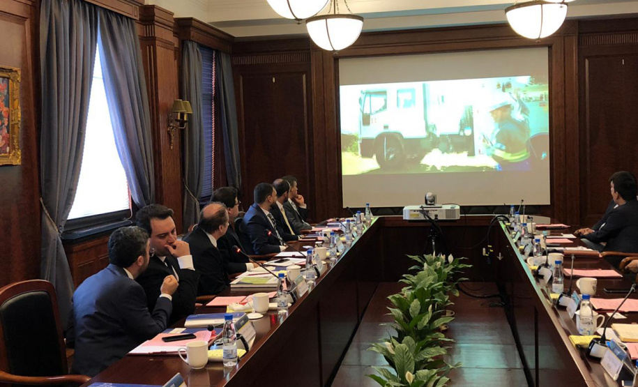 O governador Carlos Massa Ratinho Junior apresentou na quarta-feira (24), em Xangai, os projetos de infraestrutura do Paraná a executivos da China Communication Construction Company (CCCC), grupo empresarial que opera diversos ativos de infraestrutura, incluindo rodovias, ferrovias, metrôs, portos e aeroportos. O governador lidera uma missão internacional ao país asiático que segue até esta sexta-feira (26). Foto: DivulgaçãoANPr