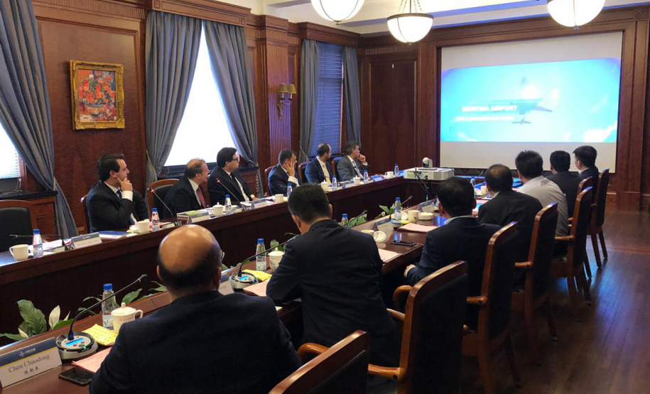 O governador Carlos Massa Ratinho Junior apresentou na quarta-feira (24), em Xangai, os projetos de infraestrutura do Paraná a executivos da China Communication Construction Company (CCCC), grupo empresarial que opera diversos ativos de infraestrutura, incluindo rodovias, ferrovias, metrôs, portos e aeroportos. O governador lidera uma missão internacional ao país asiático que segue até esta sexta-feira (26). Foto: DivulgaçãoANPr