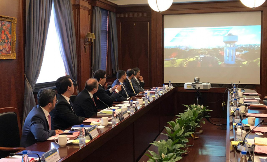 O governador Carlos Massa Ratinho Junior apresentou na quarta-feira (24), em Xangai, os projetos de infraestrutura do Paraná a executivos da China Communication Construction Company (CCCC), grupo empresarial que opera diversos ativos de infraestrutura, incluindo rodovias, ferrovias, metrôs, portos e aeroportos. O governador lidera uma missão internacional ao país asiático que segue até esta sexta-feira (26). Foto: DivulgaçãoANPr