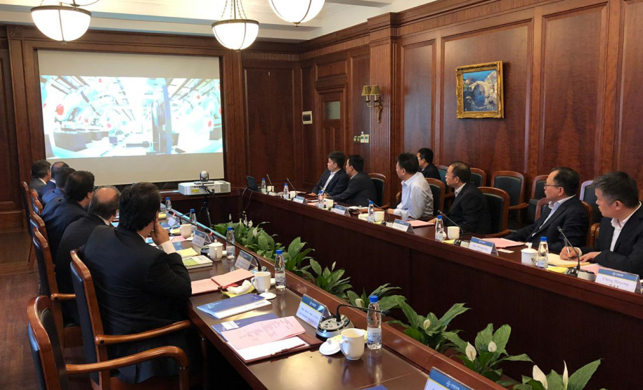 O governador Carlos Massa Ratinho Junior apresentou na quarta-feira (24), em Xangai, os projetos de infraestrutura do Paraná a executivos da China Communication Construction Company (CCCC), grupo empresarial que opera diversos ativos de infraestrutura, incluindo rodovias, ferrovias, metrôs, portos e aeroportos. O governador lidera uma missão internacional ao país asiático que segue até esta sexta-feira (26). Foto: DivulgaçãoANPr