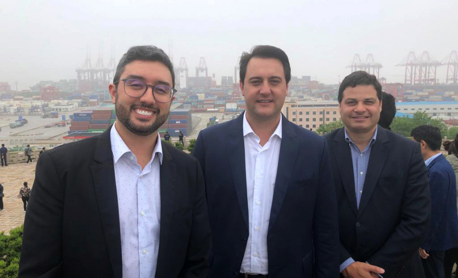 Acompanhado do secretário de Estado da Infraestrutura e Logística, Sandro Alex, e do diretor-presidente dos Portos do Paraná, Luiz Fernando Garcia, o governador Ratinho Junior esteve no Porto de Xangai, o maior porto do mundo em movimentação de contêineres. O objetivo é buscar tecnologias e o know how chinês para obras de ampliação do Porto do Paranaguá. Foto: Divulgação/ANPr